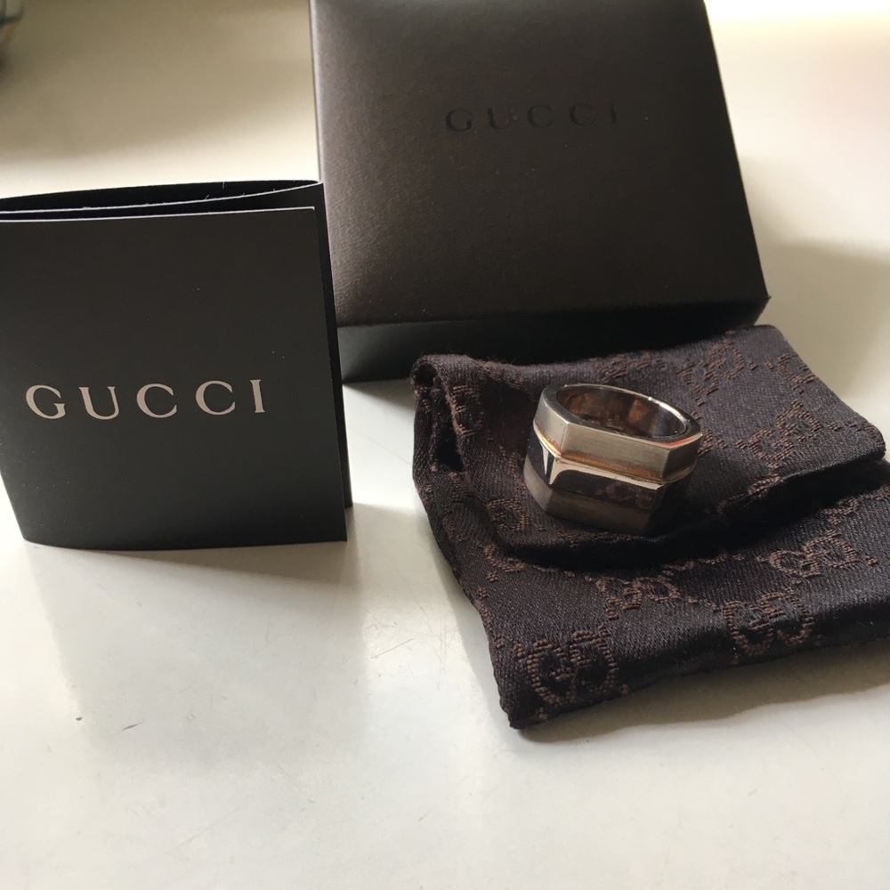 Absolutely beautiful new authentic Gucci silver ring with package